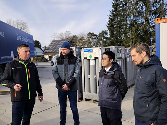 Deutsche Bahn besucht Wasserstofftankstelle der Kreiswerke Barnim in Basdorf